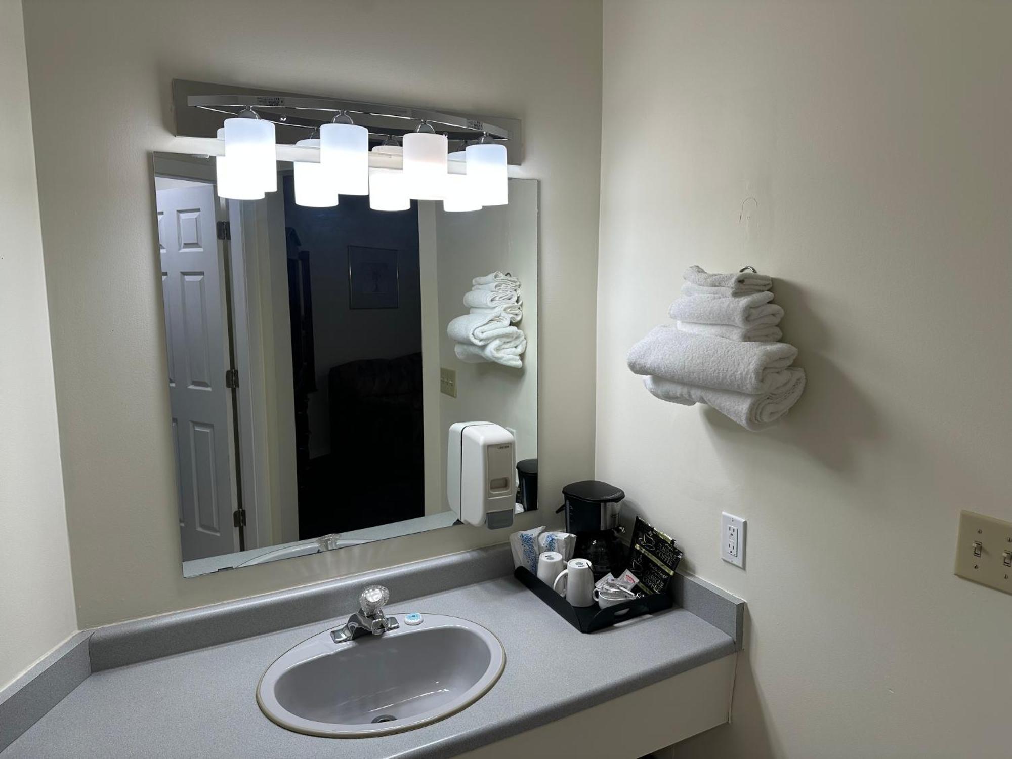 Kings Motor Inn แคมลูปส์ ภายนอก รูปภาพ
